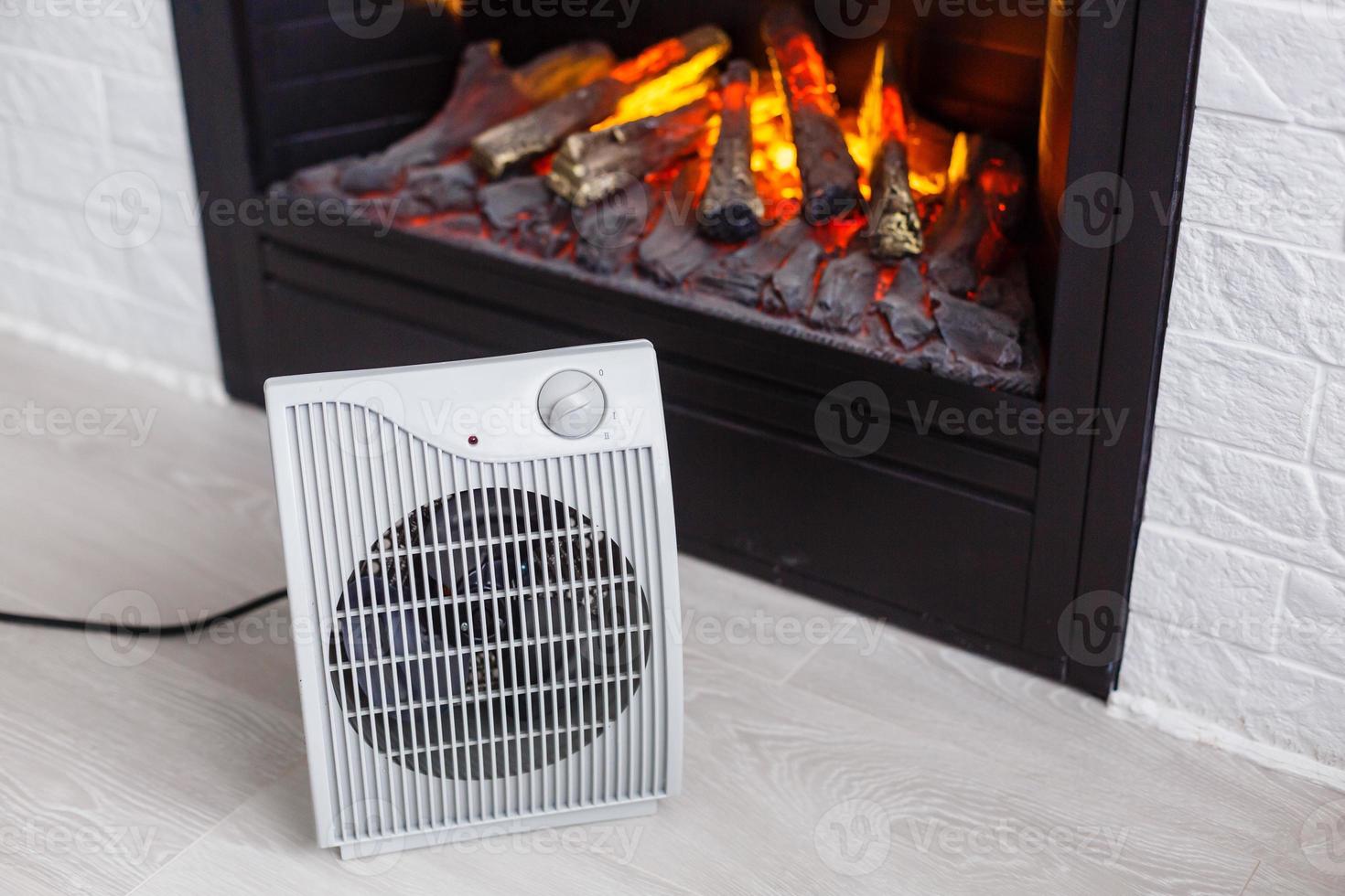 radiateur de chauffage et une cheminée à proximité dans une pièce blanche avec parquet stratifié photo