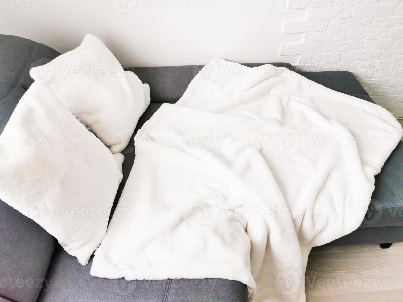 oreillers blancs sur une décoration de fond de canapé gris photo