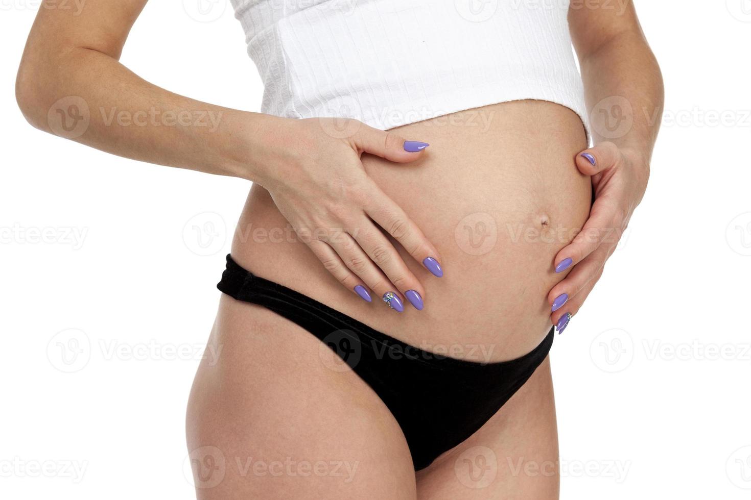 femme enceinte posant sur fond blanc, isolé photo