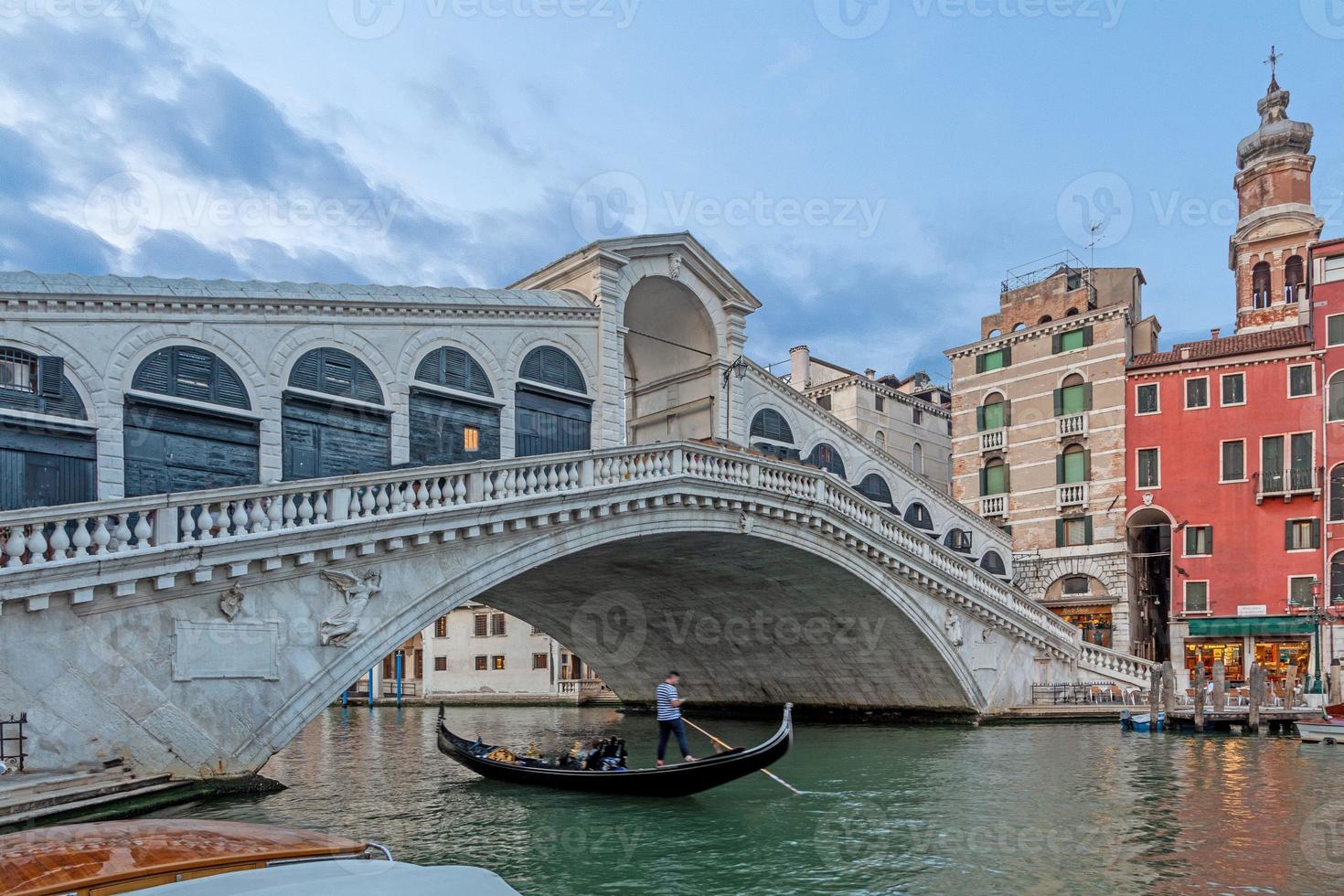 vue sur le pont du rialto à venise sans personne pendant le verrouillage du covid-19 photo