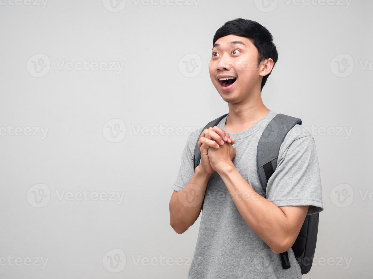 homme positif avec les mains de la joie du sac d'école se sent fier isolé photo