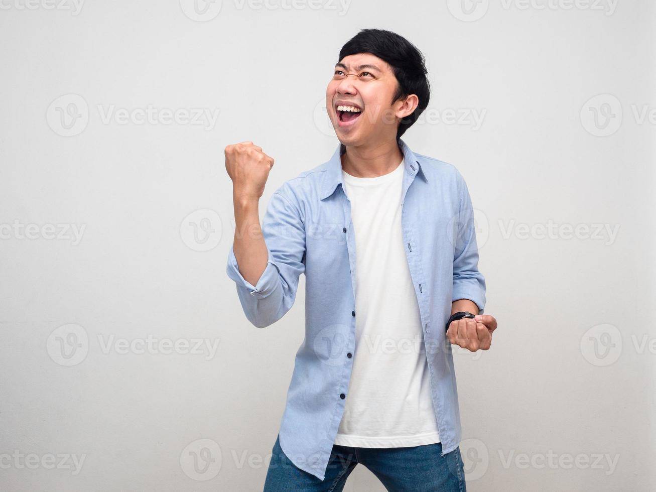 joyeux homme asiatique satisfait heureux spectacle poing isolé photo