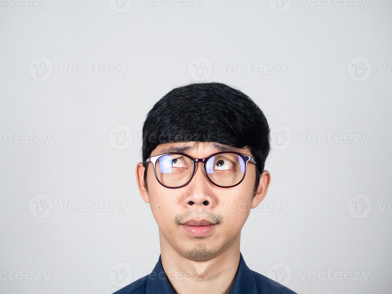 jeune homme d'affaires portant des lunettes se sent confus face à la prise de vue en studio isolé photo