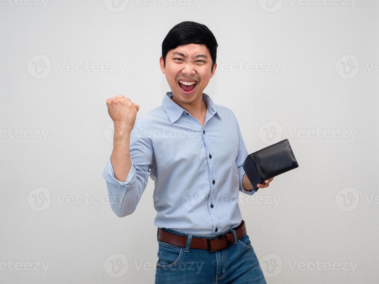homme d'affaires asiatique tenant un portefeuille se sent satisfait heureux montrer le poing sur les riches isolés photo