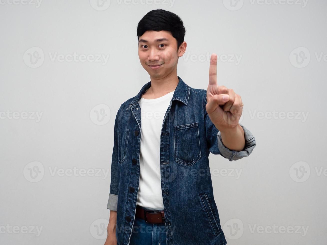 Geste de chemise jeans homme asiatique positif montrer un doigt vers le haut isolé photo