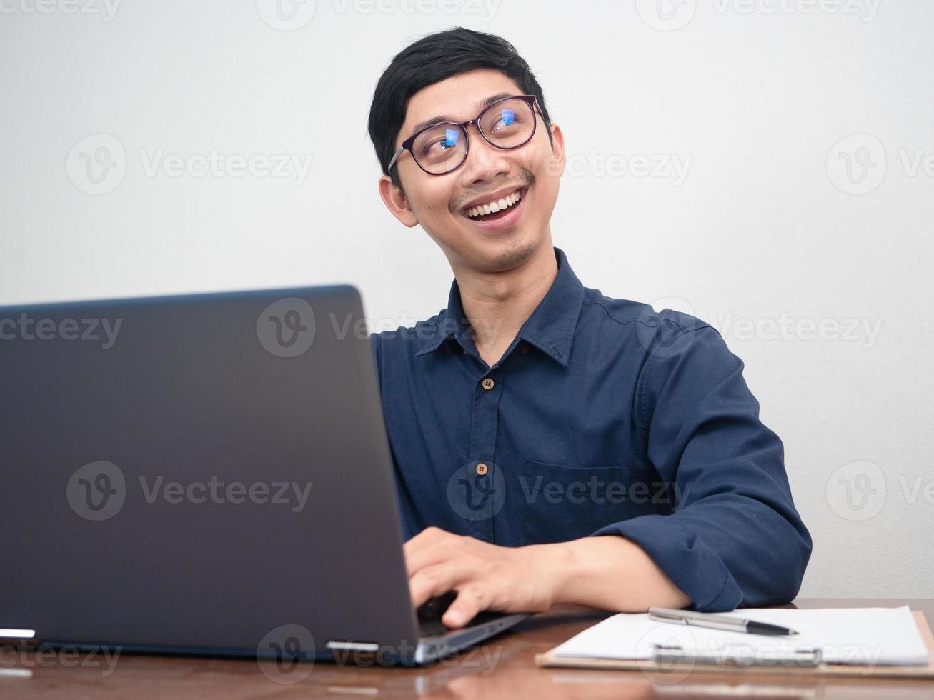 homme d'affaires positif sourire et regarder l'espace de copie à la table de travail photo