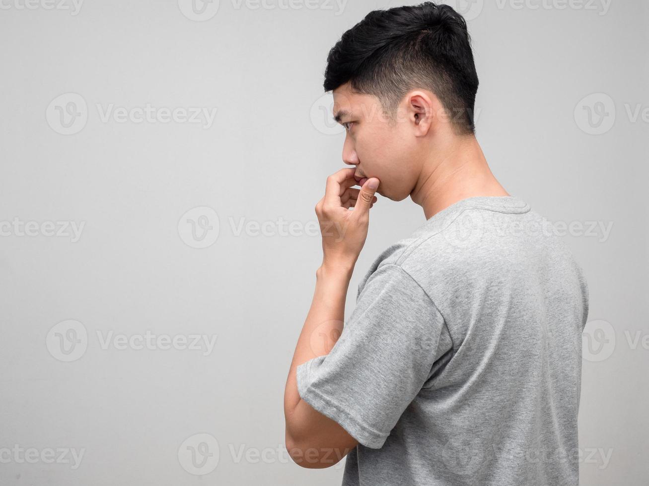 Portrait homme asiatique chemise grise satnding retour émotion grave isolé photo