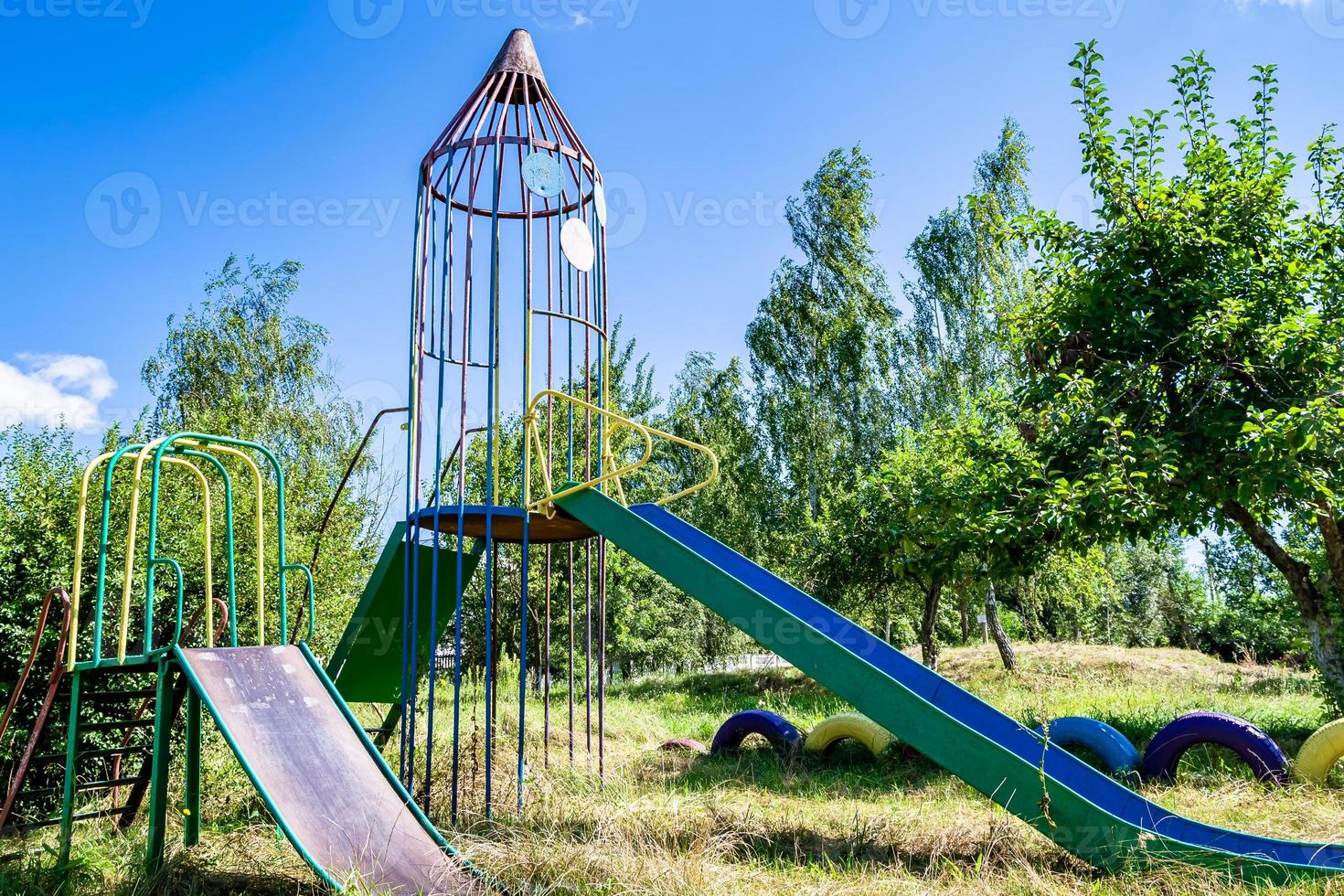 photographie sur le thème aire de jeux vide avec toboggan en métal pour les enfants photo