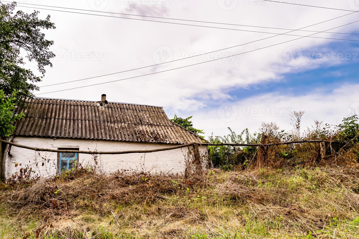 belle vieille maison de ferme abandonnée dans la campagne sur fond naturel photo