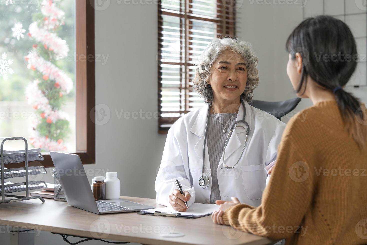 médecin senior aidant une femme dans son bureau. le patient pleure et se sent désespéré photo