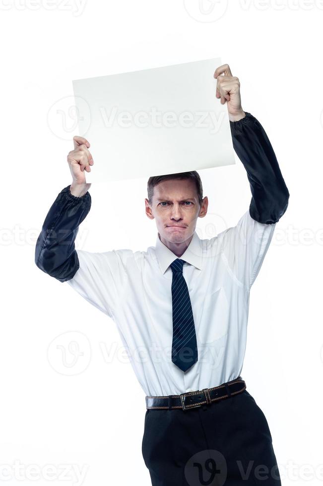 homme d'affaires avec un morceau de papier dans ses mains sur un fond blanc et isolé photo