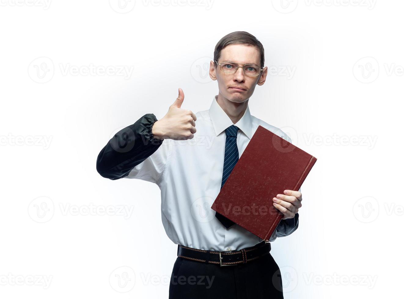 un homme d'affaires en cravate et lunettes avec un magazine dans ses mains sur un fond blanc et isolé photo