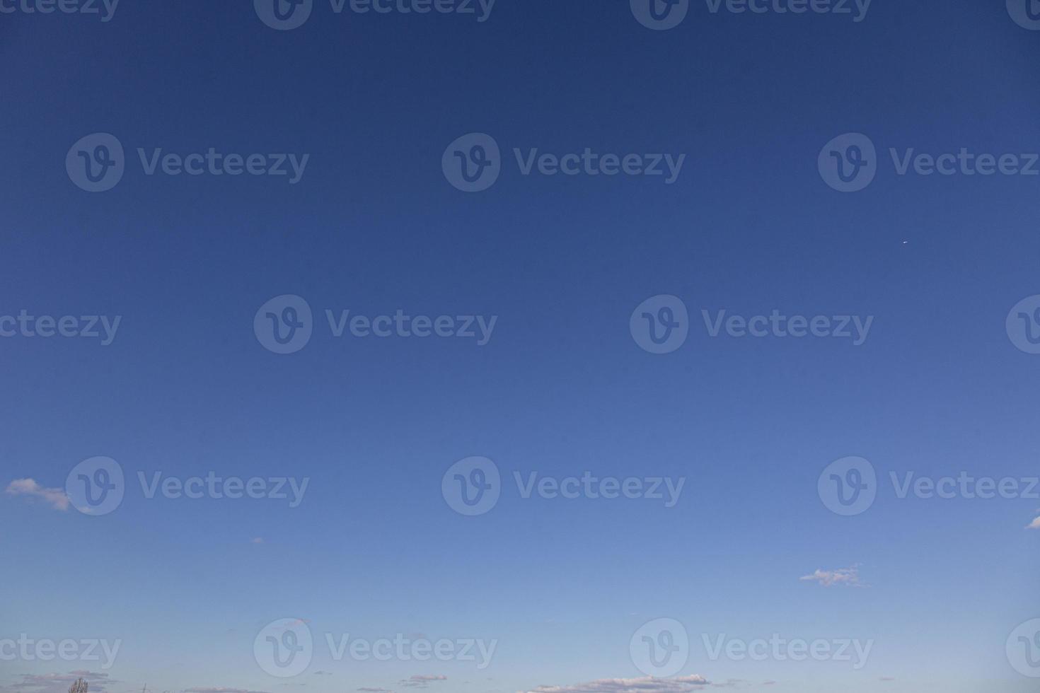 l'image d'un ciel clair et sans nuages peut être utilisée comme arrière-plan photo