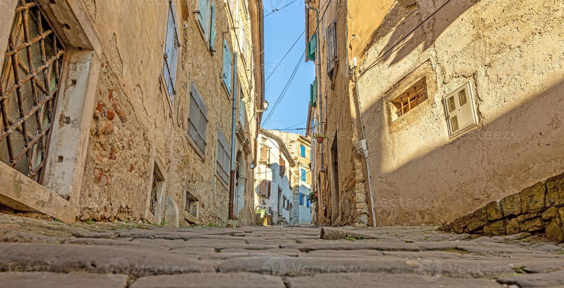 photo de la route d'accès pavée romantique au centre historique de la ville croate de motovun