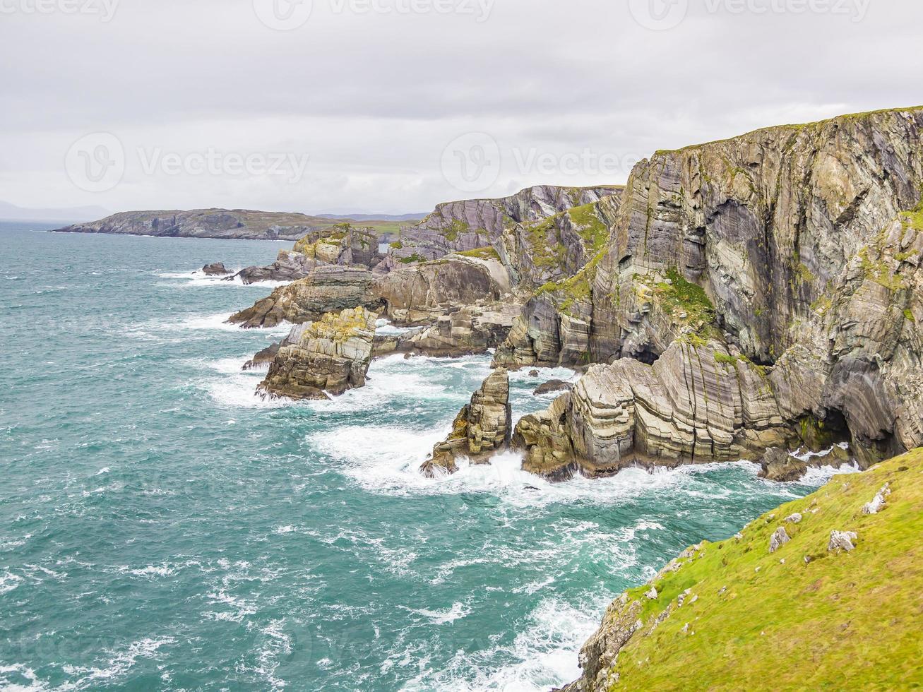 Ligne de falaise rugueuse au phare de Mizen Head dans le sud-ouest de l'Irlande pendant la journée photo