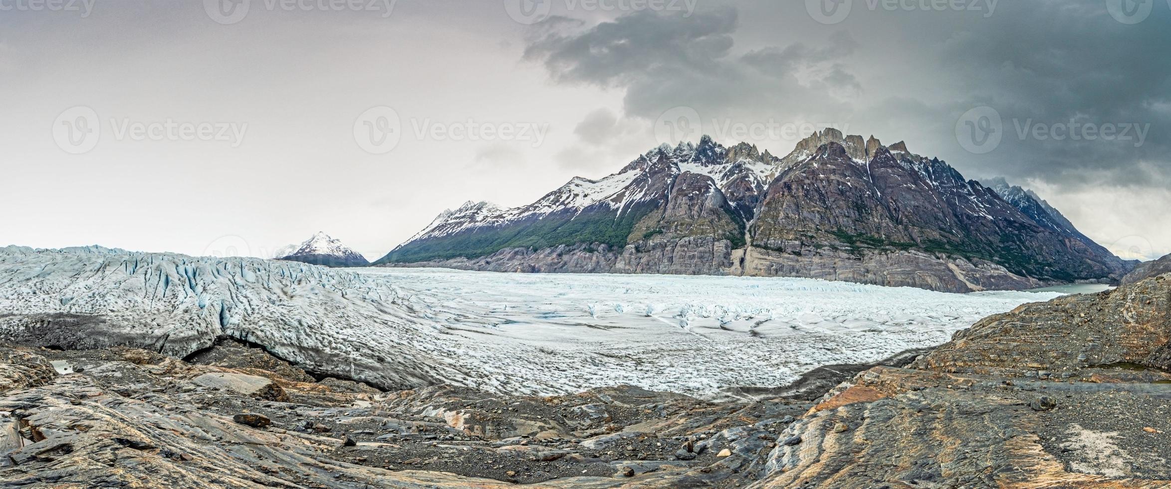 image panoramique du glacier gris dans le parc national torres del paine dans la partie chilienne de la patagonie photo