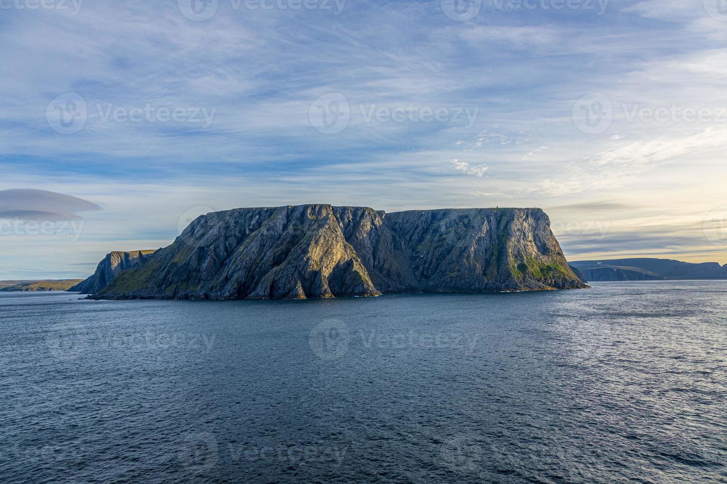 vue sur les falaises du cap nord depuis la vue sur la mer en été photo