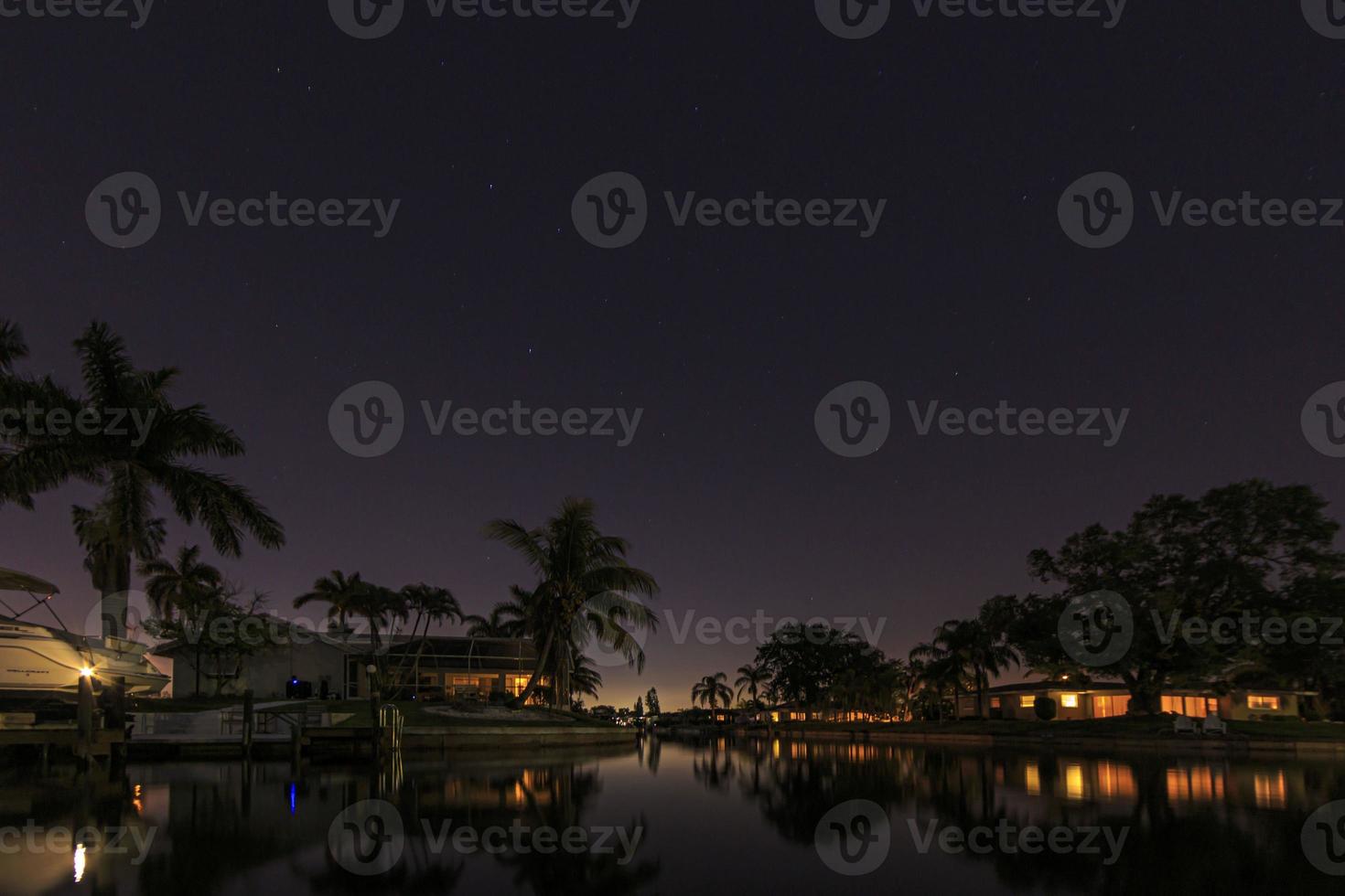 image panoramique des canaux d'eau de corail du cap la nuit au printemps photo