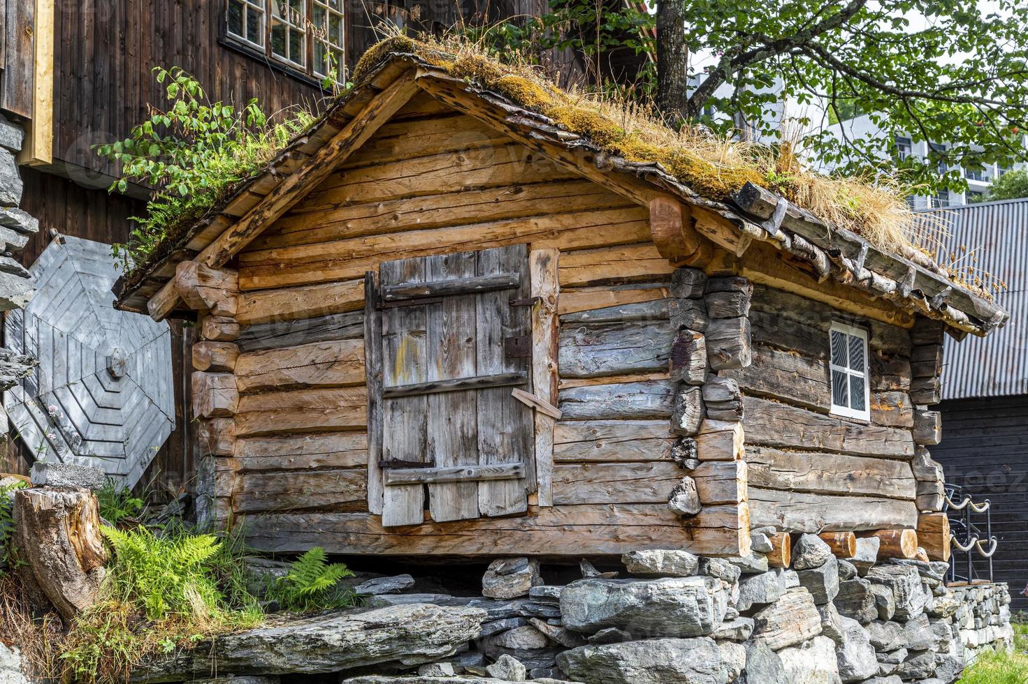 photo d'un ancien entrepôt en bois avec toit en herbe pendant la journée