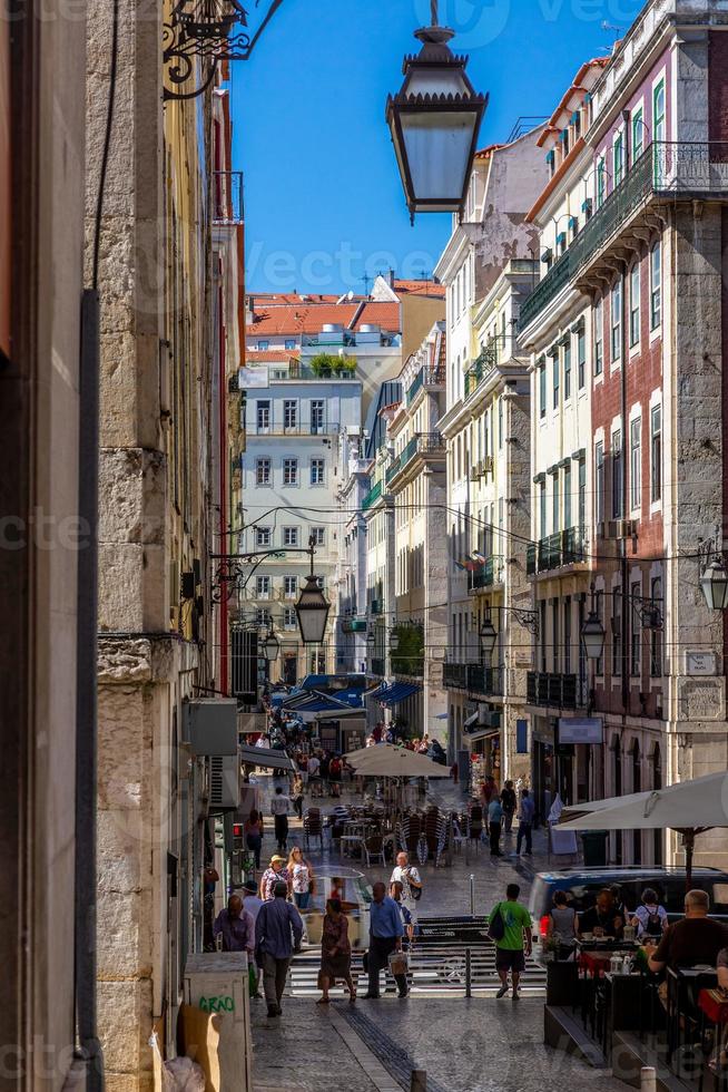 Scène de rue de la zone piétonne de Lisbonne en été photo