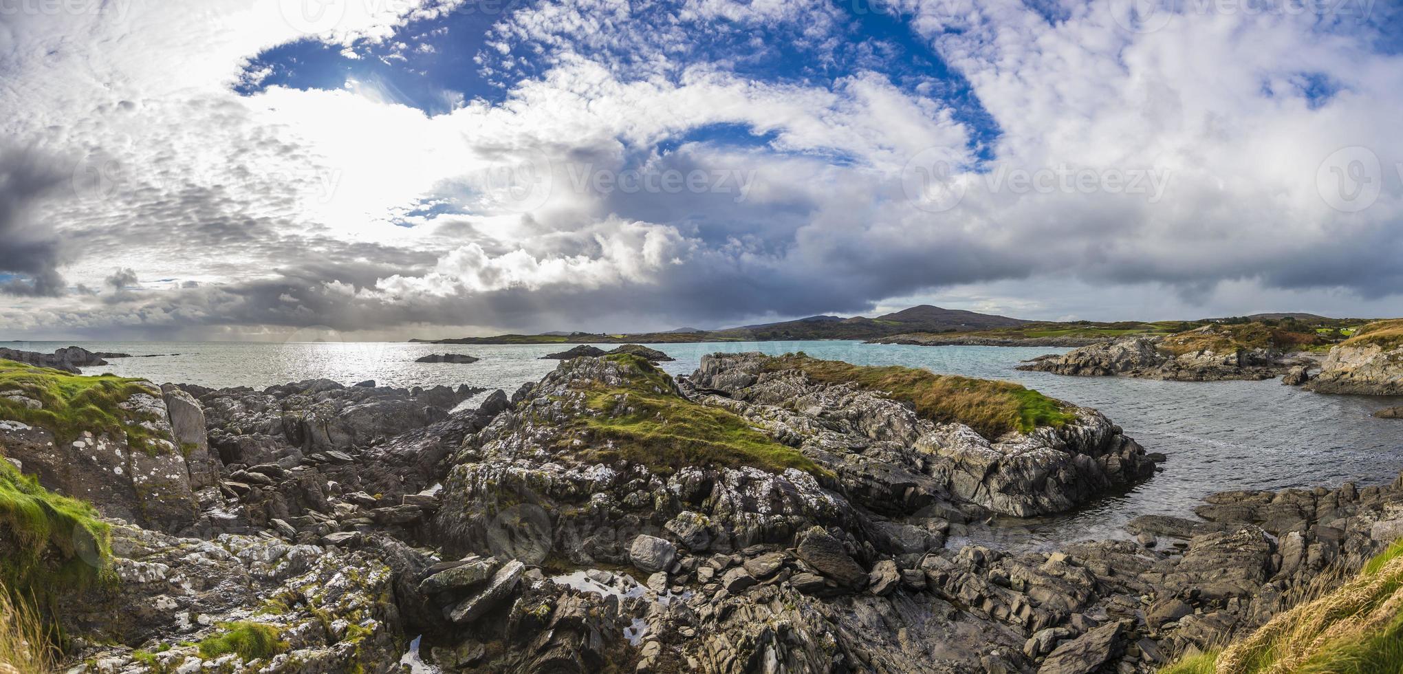 photo panoramique de la ligne de côte rugueuse en irlande pendant la journée