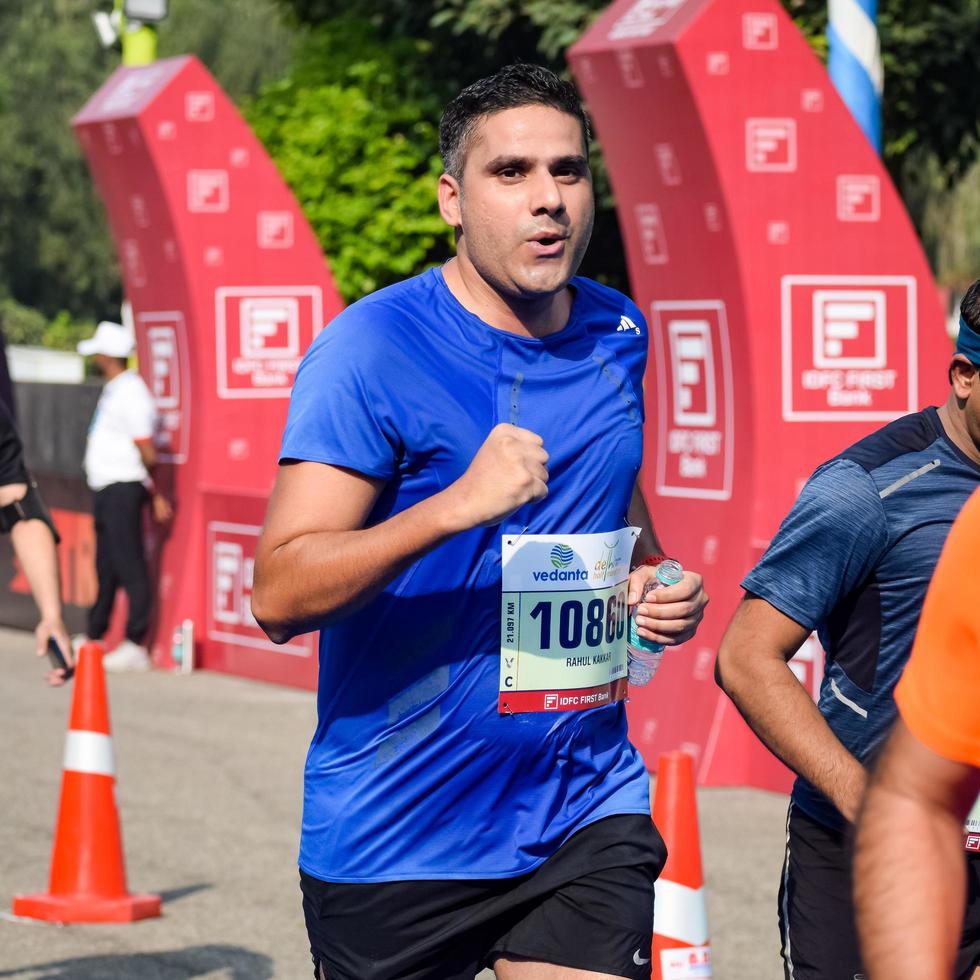 new delhi, inde - 16 octobre 2022 - course de semi-marathon vedanta delhi après covid dans laquelle les participants au marathon sont sur le point de franchir la ligne d'arrivée, semi-marathon de delhi 2022 photo