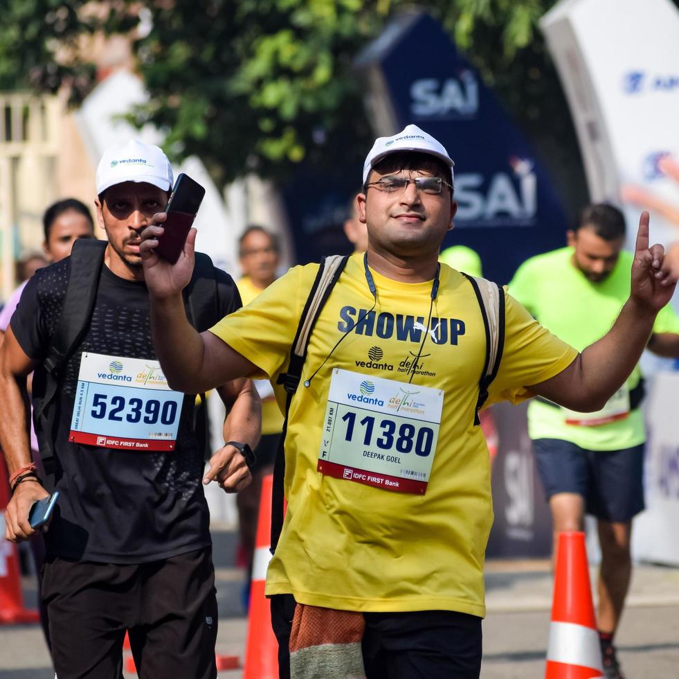 new delhi, inde - 16 octobre 2022 - course de semi-marathon vedanta delhi après covid dans laquelle les participants au marathon sont sur le point de franchir la ligne d'arrivée, semi-marathon de delhi 2022 photo