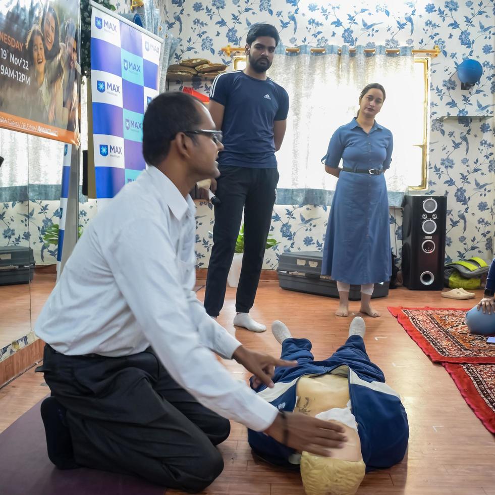 delhi, inde - 19 novembre 2022 - le mannequin humain se trouve sur le sol pendant la formation aux premiers secours - réanimation cardiopulmonaire. cours de secourisme sur mannequin de cpr, concept de formation de secourisme en cpr photo