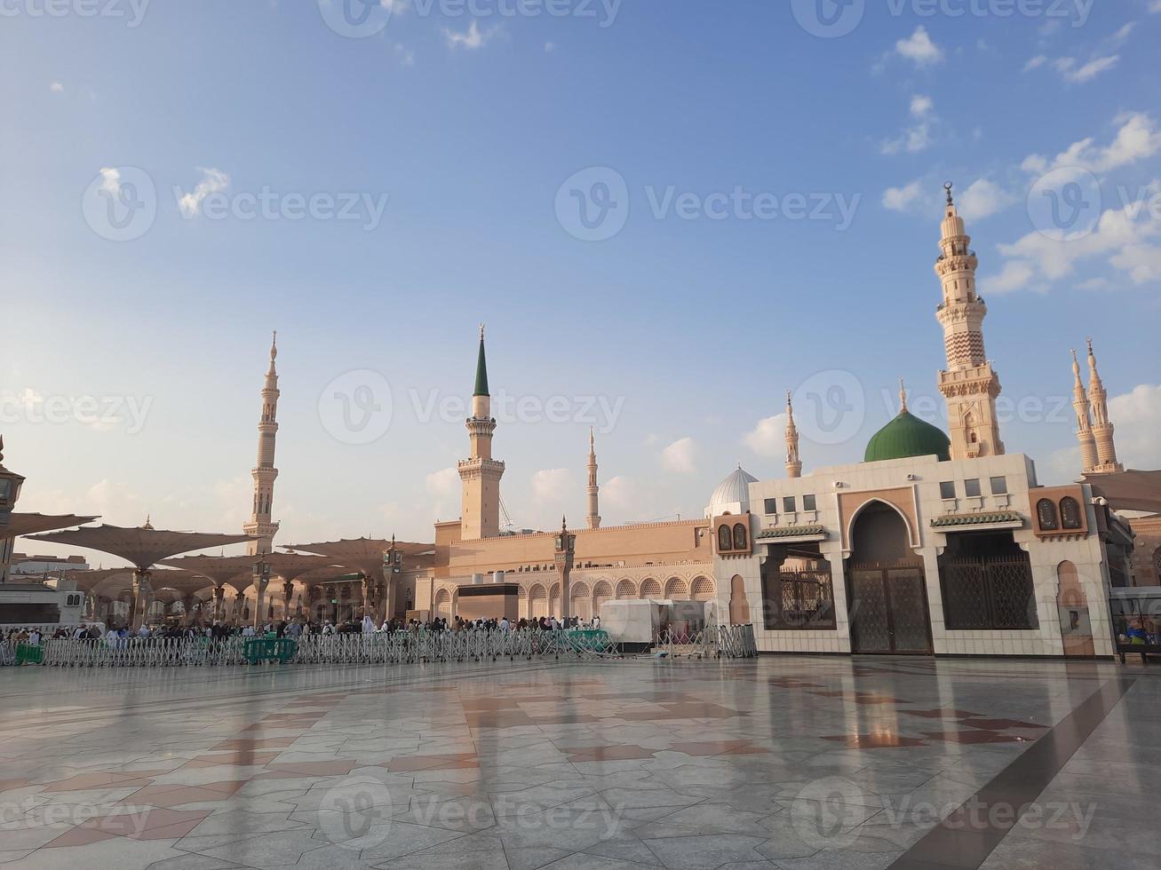 belle vue de jour sur masjid al nabawi, le dôme vert de la médina, les minarets et la cour de la mosquée. photo