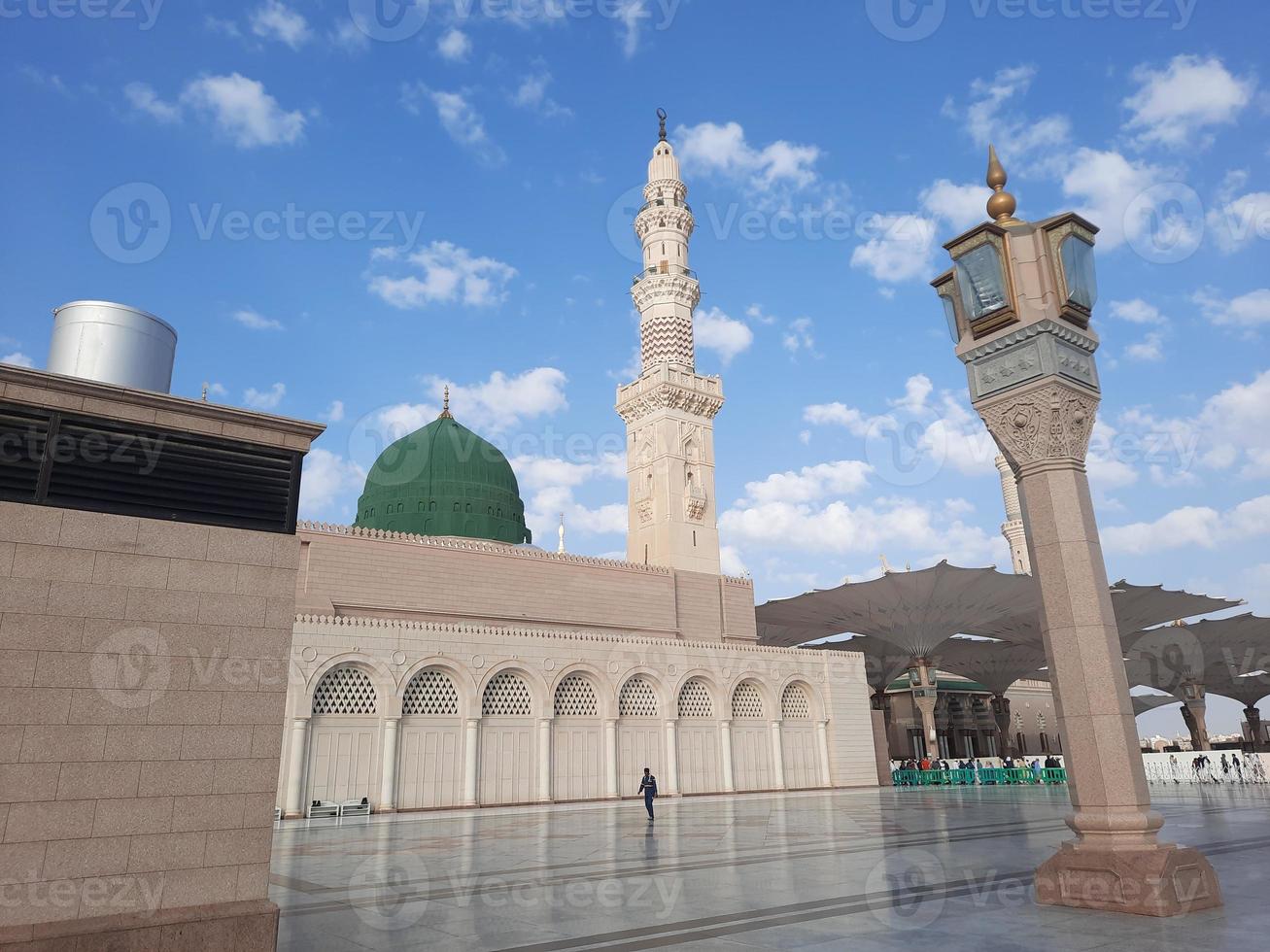 belle vue de jour sur la mosquée du prophète - masjid al nabawi, médina, arabie saoudite. photo