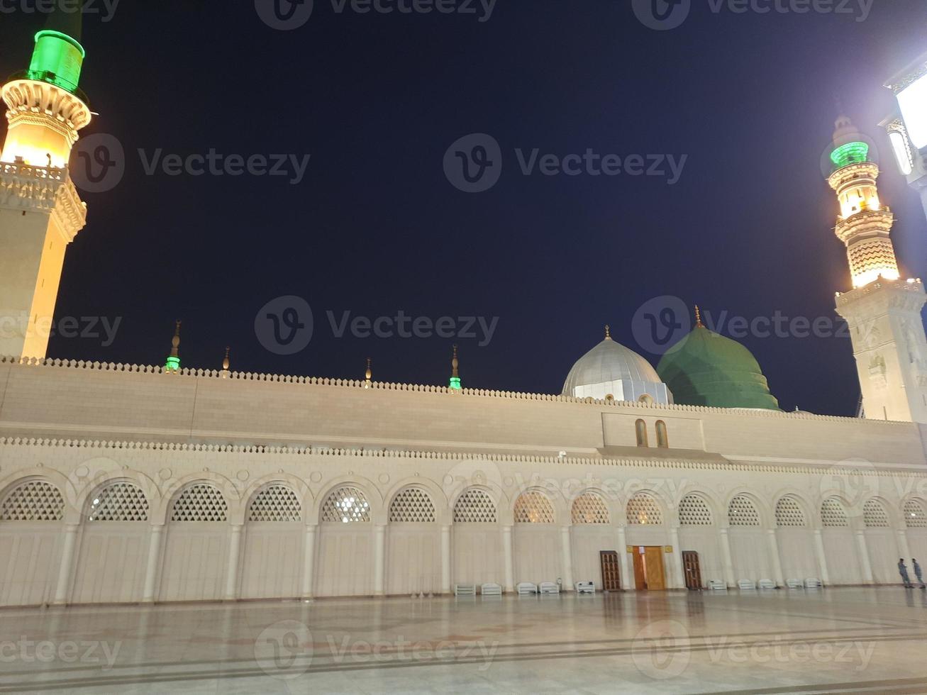 belle vue sur masjid al-nabawi, médina, arabie saoudite dans les veilleuses. photo