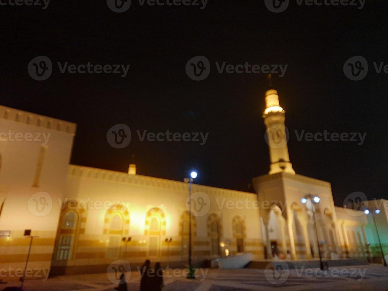 une belle vue nocturne de la mosquée sayed al shuhada à médina, en arabie saoudite. photo