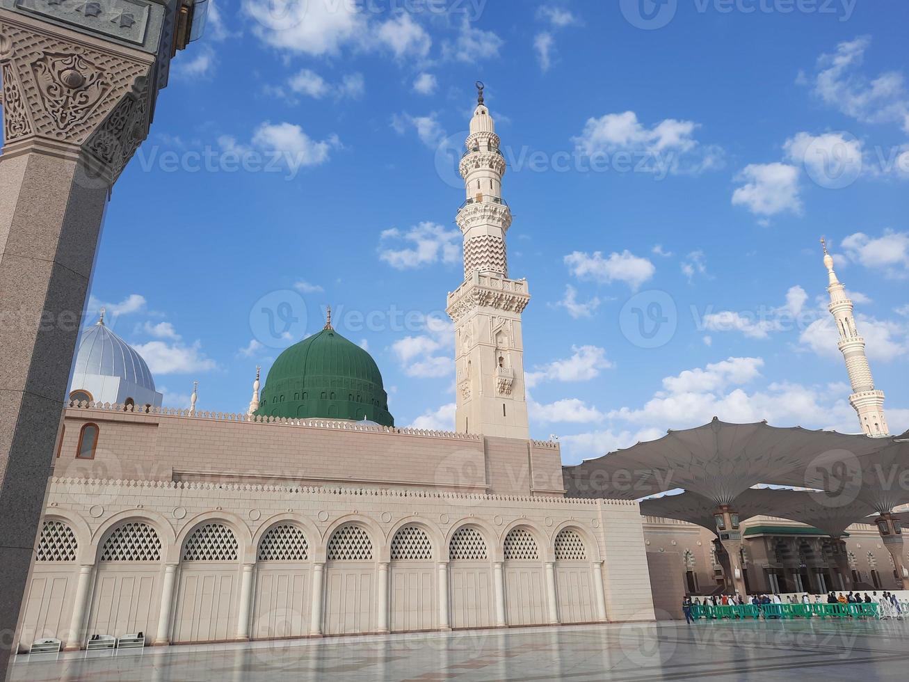 belle vue de jour sur la mosquée du prophète - masjid al nabawi, médina, arabie saoudite. photo