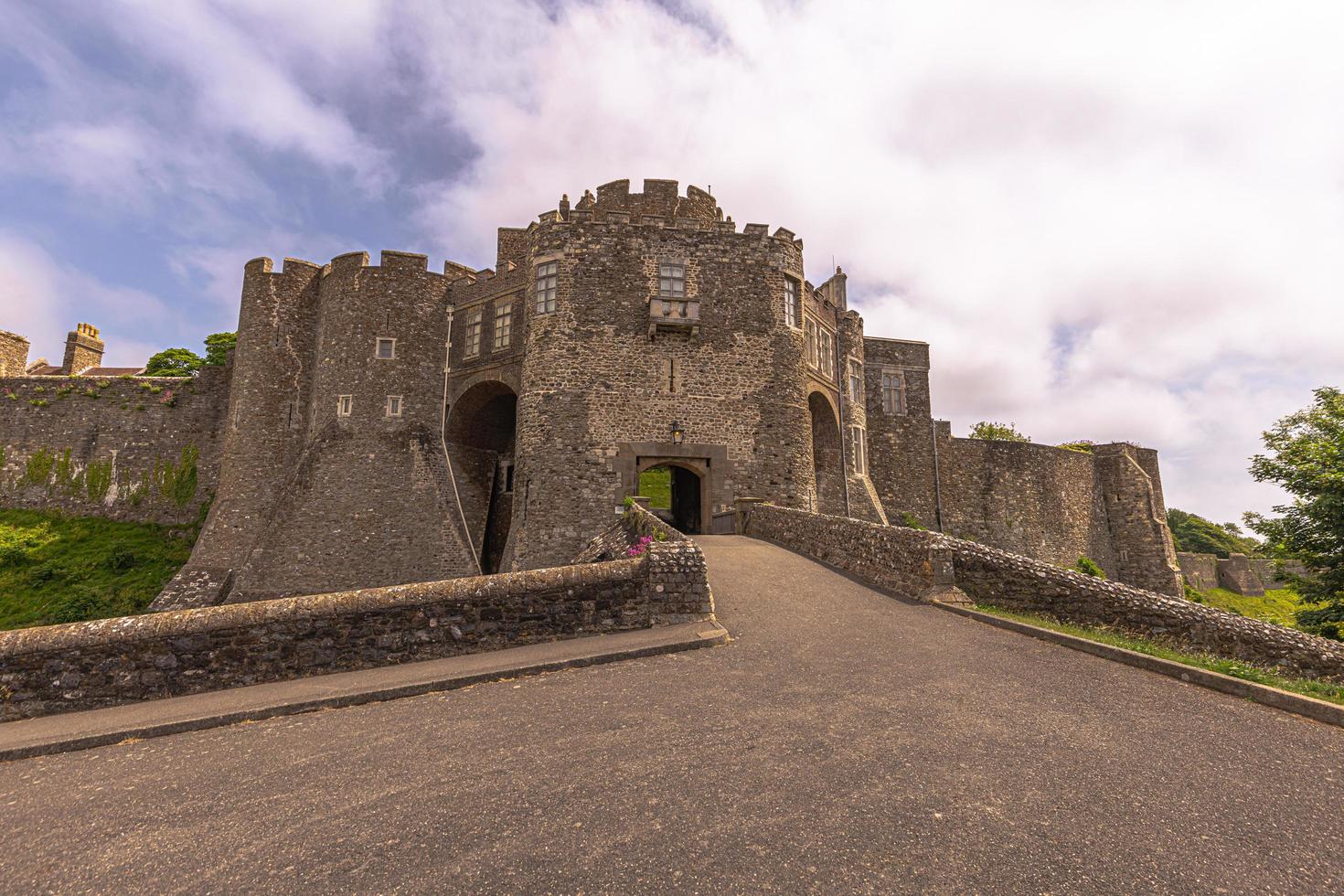 le puissant château de douvres dans le kent, en angleterre. photo