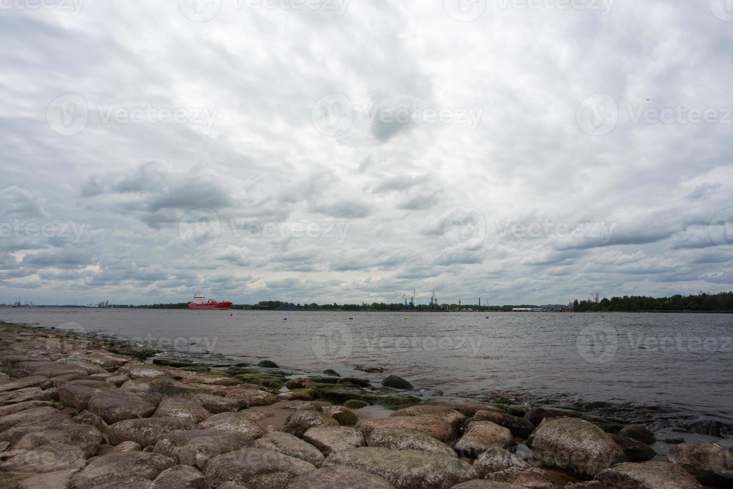 vue sur les environs de riga depuis daugava photo