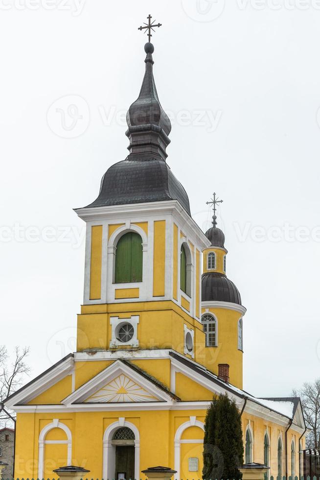 église luthérienne jaune en estonie photo