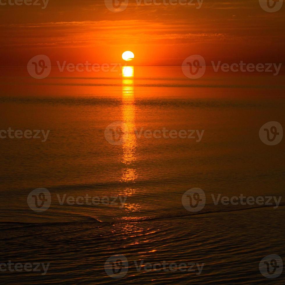 paysages d'été de la mer baltique au coucher du soleil photo