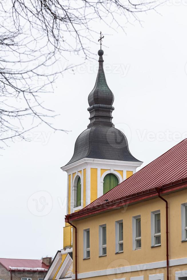 église luthérienne jaune en estonie photo