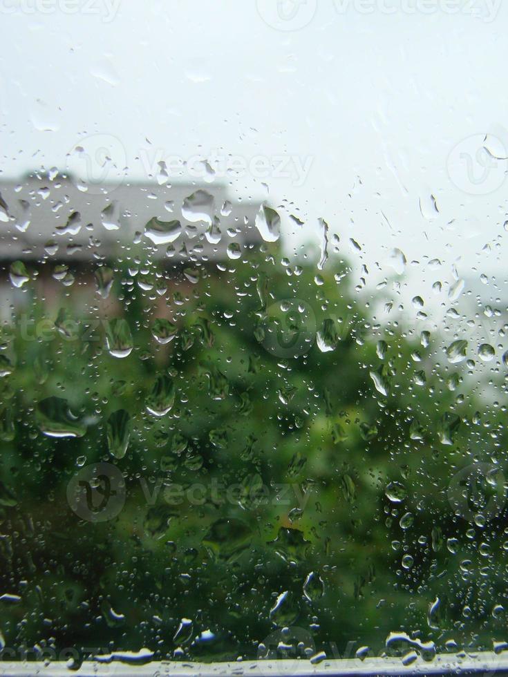 jours de pluie gouttes de pluie sur la surface de la fenêtre photo