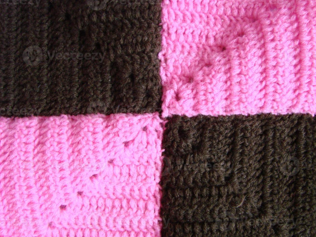 texture au crochet, motif de carrés colorés. carrés de tricot au crochet photo