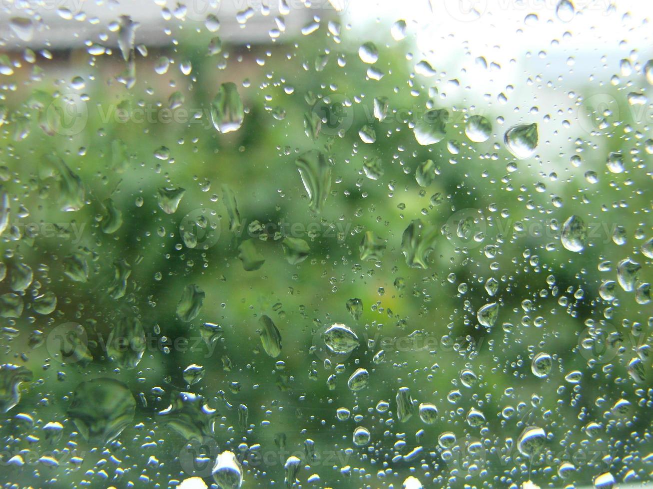 jours de pluie gouttes de pluie sur la surface de la fenêtre photo