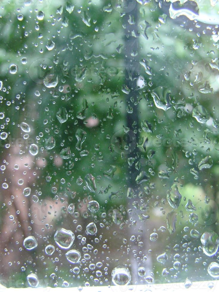 jours de pluie gouttes de pluie sur la surface de la fenêtre photo