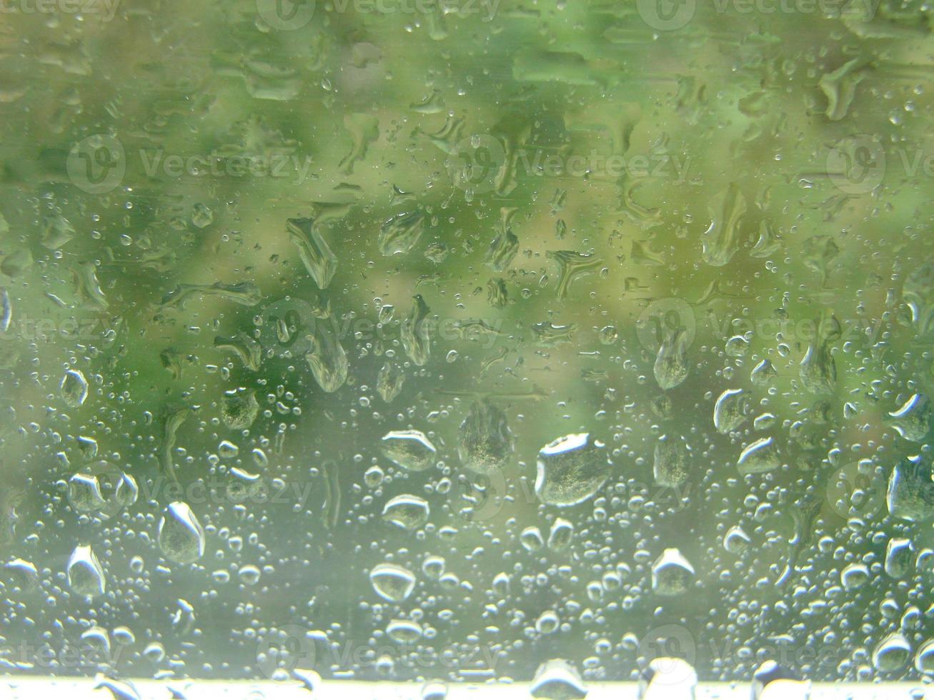 jours de pluie gouttes de pluie sur la surface de la fenêtre photo