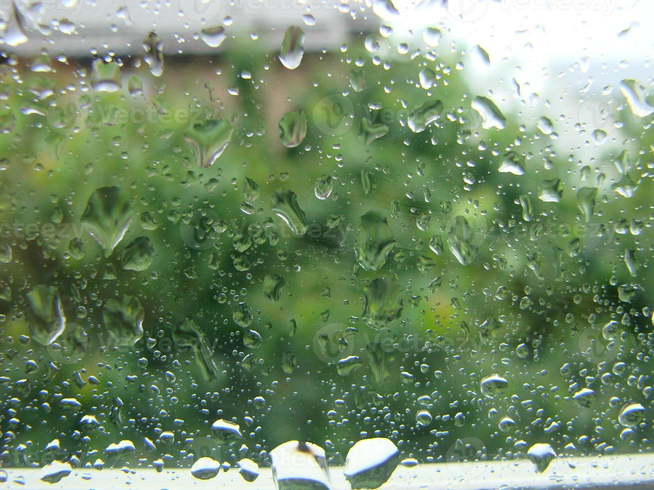 jours de pluie gouttes de pluie sur la surface de la fenêtre photo