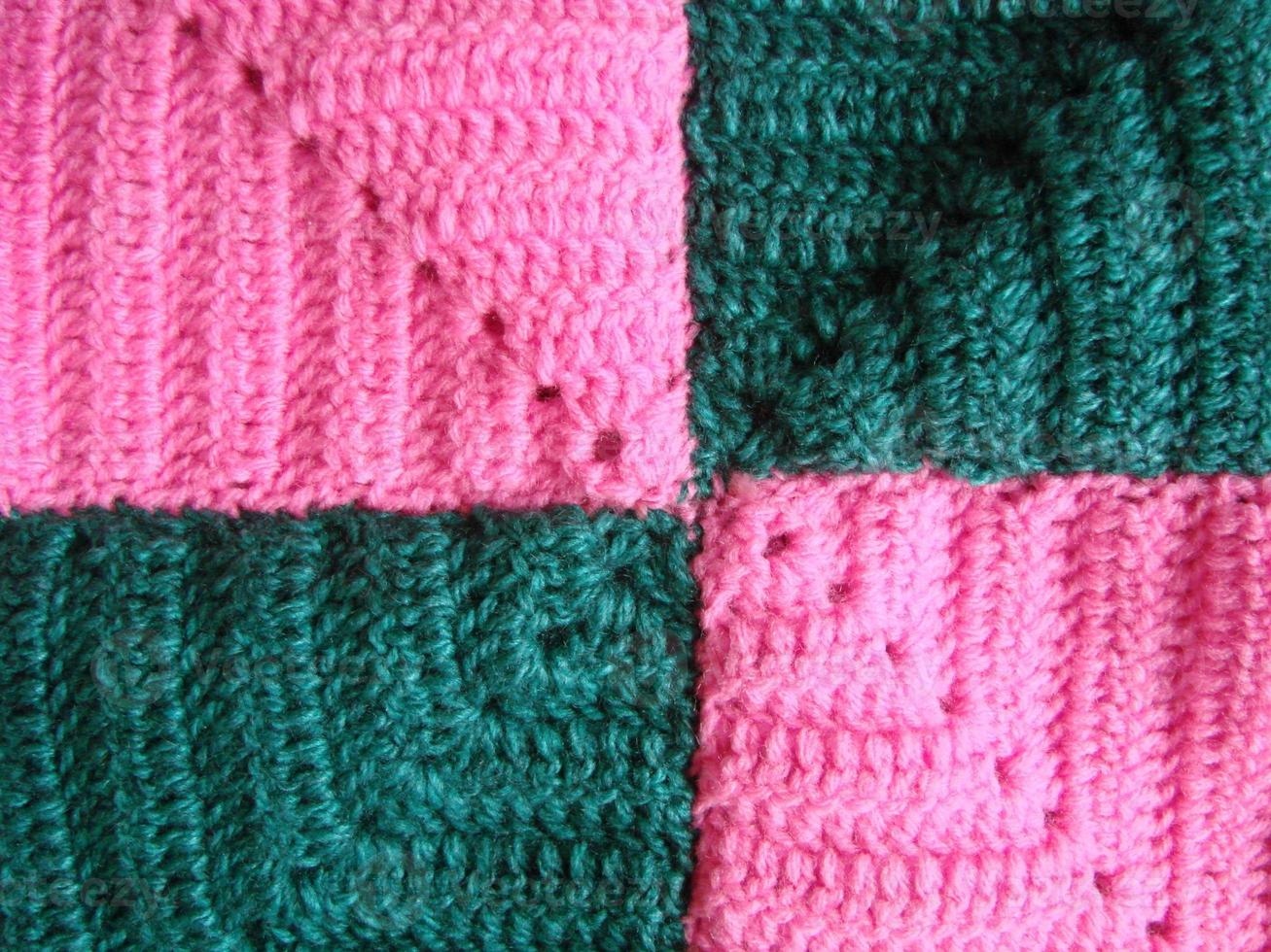 texture au crochet, motif de carrés colorés. carrés de tricot au crochet photo