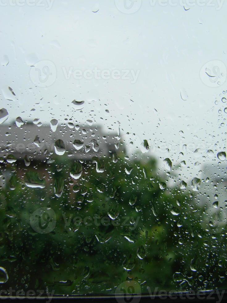 jours de pluie gouttes de pluie sur la surface de la fenêtre photo