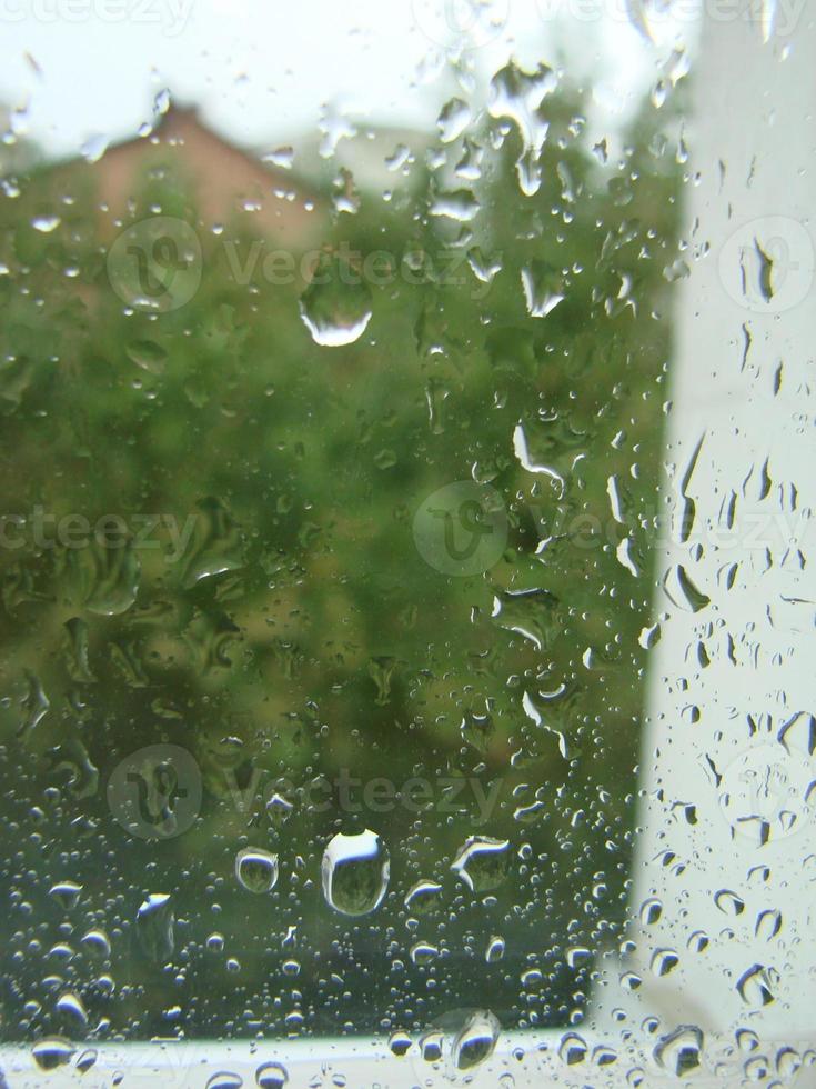 jours de pluie gouttes de pluie sur la surface de la fenêtre photo