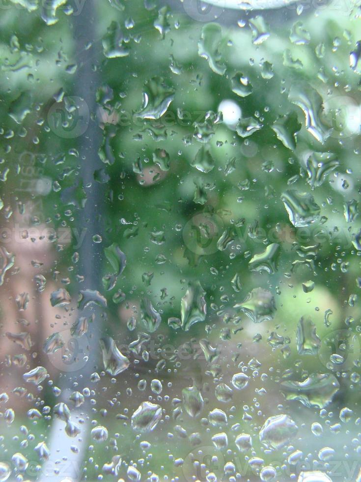 jours de pluie gouttes de pluie sur la surface de la fenêtre photo