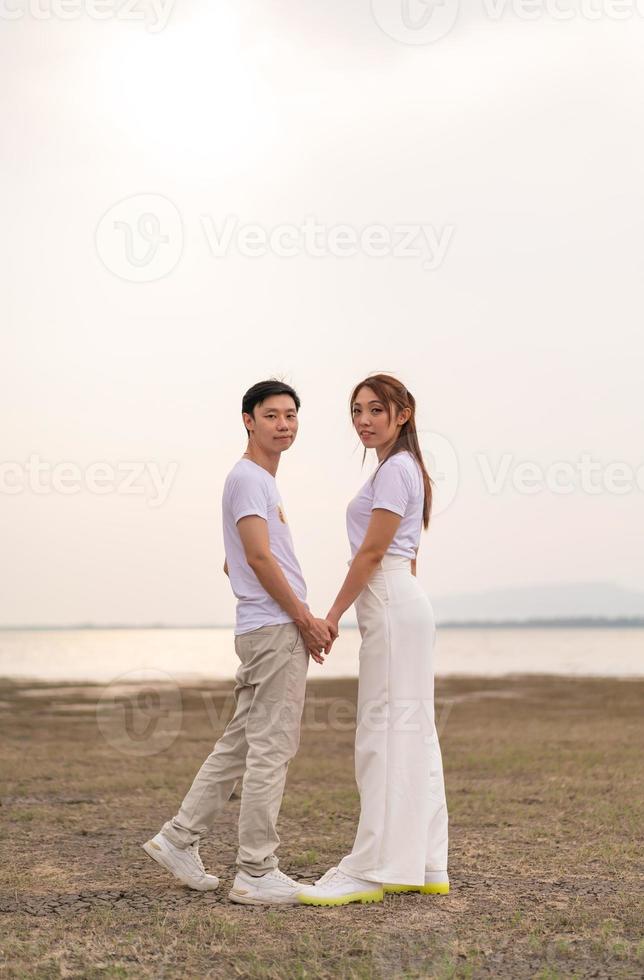 heureux jeune couple asiatique en t-shirt de mariée et de marié photo