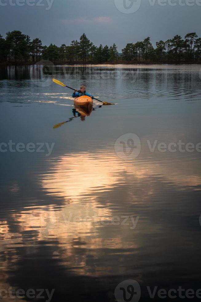 lac marécageux au printemps photo